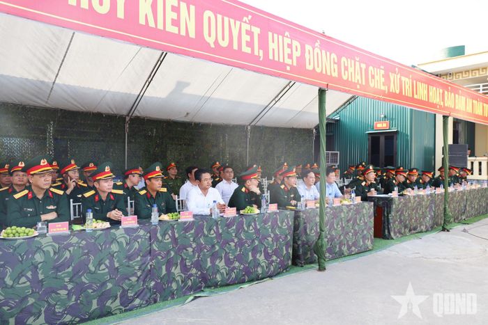 Các đại biểu tham quan tại Ban CHQS xã Đoàn Đào, Bộ CHQS tỉnh Hưng Yên.