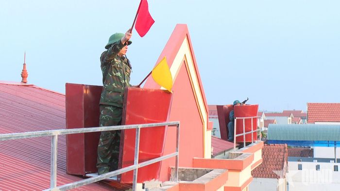 Ban CHQS xã Khoái Châu xử trí tình huống chiến đấu “Vòm phòng không bền vững”.