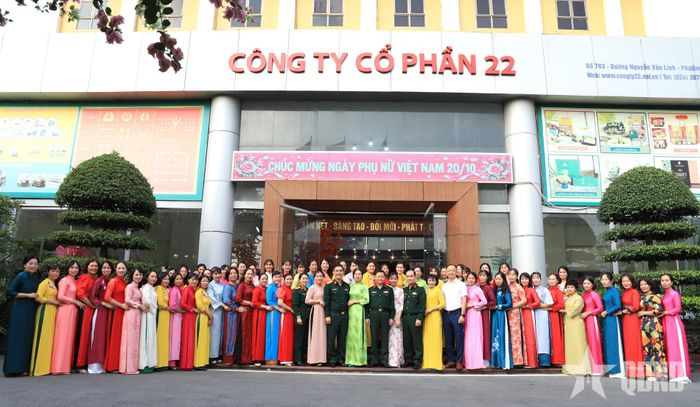  Các đại biểu chụp ảnh cùng cán bộ, hội viên phụ nữ Công ty Cổ phần 22. 