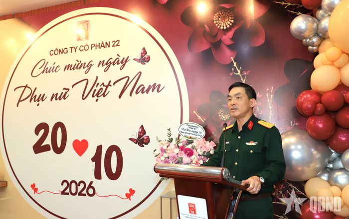  Thượng tá Nguyễn Trung Dũng, Bí thư Đảng ủy, Chủ tịch Hội đồng quản trị Công ty Cổ phần 22 chúc mừng cán bộ, hội viên phụ nữ Công ty tại chương trình. 