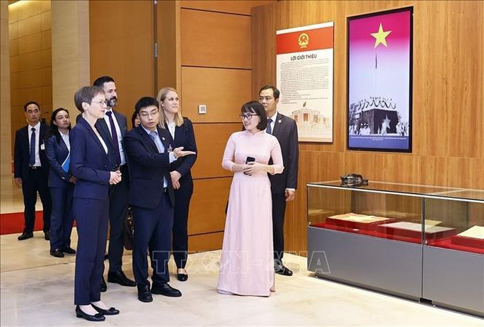 Thủ tướng Brigitte Haas tham quan Bảo tàng Quốc hội Việt Nam. Ảnh: TTXVN 