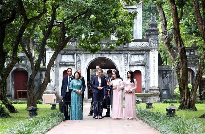 Thủ tướng Brigitte Haas thăm Khu di tích quốc gia đặc biệt Văn Miếu - Quốc Tử Giám. Ảnh: TTXVN 