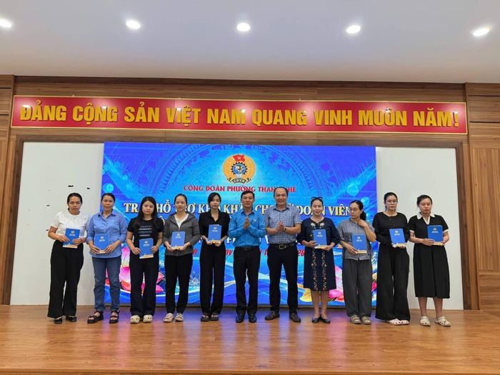 Trao quà hỗ trợ nữ đoàn viên Công đoàn có hoàn cảnh khó khăn.