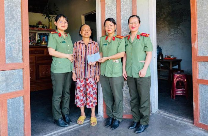 Công an xã Quế Sơn Trung tặng quà cho các phụ nữ có hoàn cảnh khó khăn.