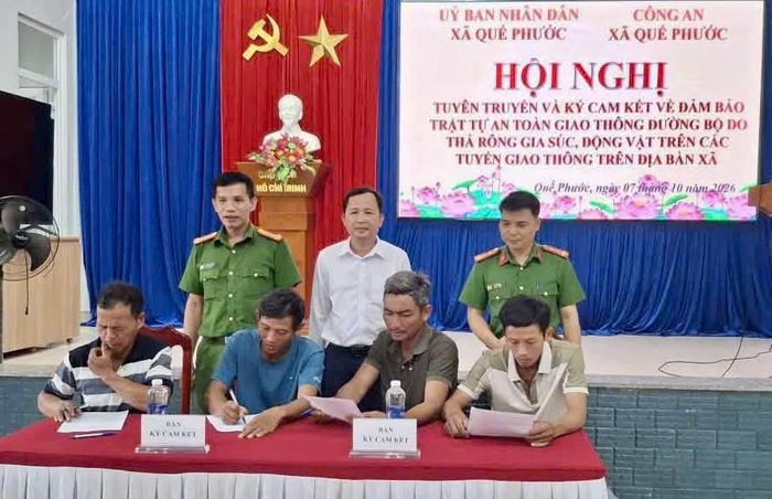 Công an xã Nông Sơn và Quế Phước tổ chức tuyên truyền và cho người dân ký cam kết.