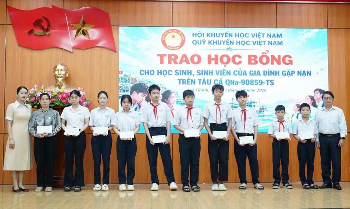 Hội Khuyến học TP Đà Nẵng, chính quyền địa phương trao học bổng cho các em học sinh.