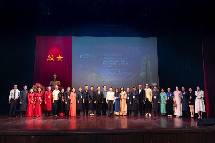 Các đại biểu cùng cán bộ, giảng viên trường ĐH Sân khấu - Điện ảnh Hà Nội chụp ảnh lưu niệm tại sự kiện.