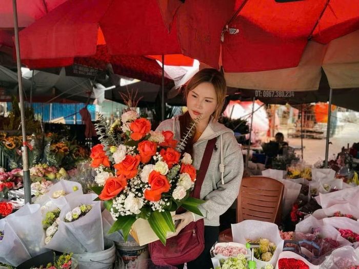Giá mỗi lẵng hoa, giỏ hoa tại chợ hoa Quảng An dao động từ 150.000 đến 500.000 đồng.