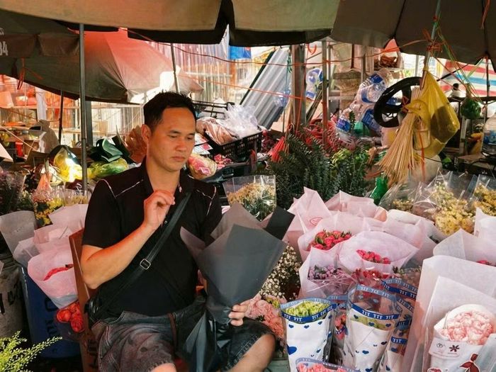  Để thuận tiện cho người tiêu dùng, các cửa tiệm hoa tại chợ hoa Quảng An đã gói sẵn cả những bó hoa giúp khách hàng có thêm nhiều lựa chọn mua sắm. 