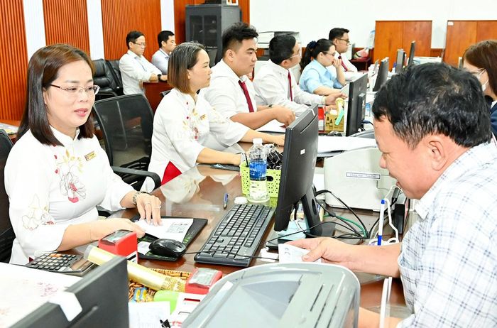  Cán bộ Trung tâm Phục vụ hành chính công phường Tam Bình (TPHCM) tiếp nhận, giải quyết hồ sơ hành chính. Ảnh: VIỆT DŨNG 
