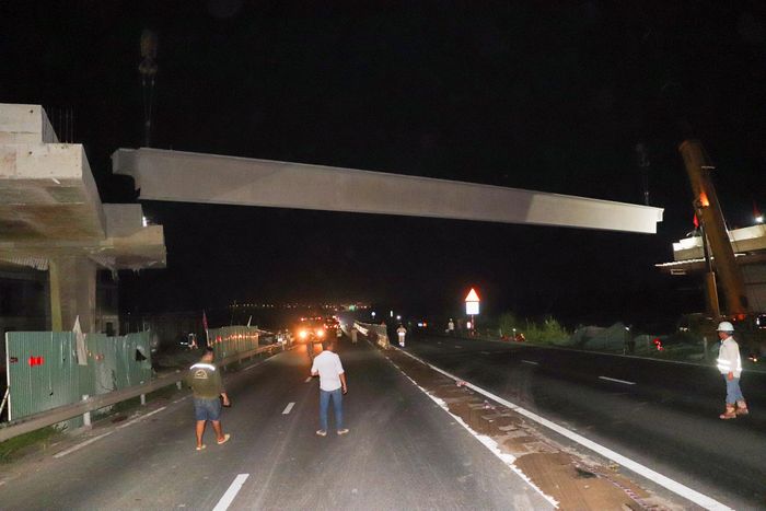  Căn chỉnh kỹ trước khi đặt phiến dầm lên gối cầu 
