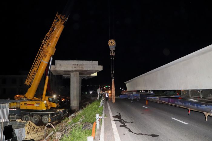  Thi công gác dầm cầu vượt Võ Văn Kiệt 
