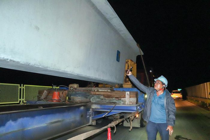  Đại diện chủ đầu tư cẩn thận kiểm tra các phiến dầm trước khi tiến hành lao lắp 