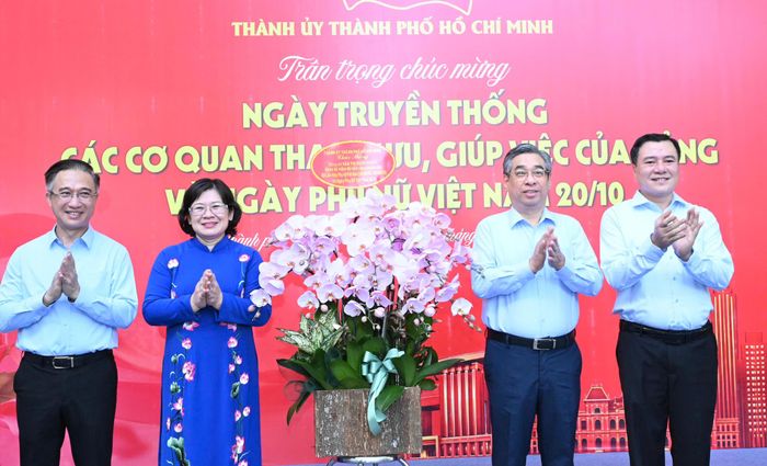 Thường trực Thành ủy TPHCM tặng hoa chúc mừng kỷ niệm Ngày truyền thống các Cơ quan chuyên trách tham mưu, giúp việc của Đảng và Ngày Phụ nữ Việt Nam 20-10. Ảnh: VIỆT DŨNG