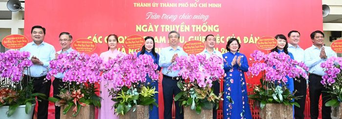 Thường trực Thành ủy TPHCM tặng hoa chúc mừng kỷ niệm Ngày Phụ nữ Việt Nam 20-10. Ảnh: VIỆT DŨNG