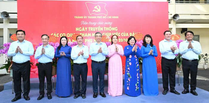 Thường trực Thành ủy TPHCM chúc mừng kỷ niệm Ngày truyền thống các Cơ quan chuyên trách tham mưu, giúp việc của Thành ủy TPHCM. Ảnh: VIỆT DŨNG
