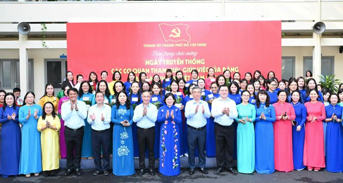 Lãnh đạo TPHCM gặp mặt chúc mừng kỷ niệm Ngày truyền thống các Cơ quan chuyên trách tham mưu, giúp việc của Đảng và Ngày Phụ nữ Việt Nam 20-10. Ảnh: VIỆT DŨNG