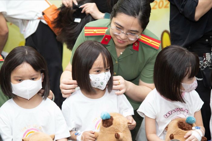  Cán bộ, chiến sĩ Công an TP Hà Nội đội tóc giả cho người bệnh ung thư tại chương trình 