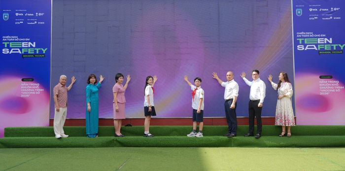  Các đại biểu và các em học sinh thực hiện nghi thức khởi động chương trình “Teen Safety School Tour 2026 - An toàn số cho em”. Ảnh: THU UYÊN 