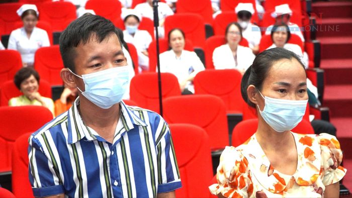  Cặp vợ chồng thực hiện ca ghép thận đầu tiên tại Bệnh viện Đa khoa Đồng Nai rưng rưng xúc động cảm ơn đội ngũ y bác sĩ. Ảnh: PHÚ NGÂN 