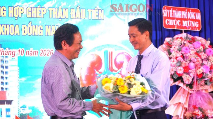  Lãnh đạo Bệnh viện Đa khoa Đồng Nai tặng hoa tri ân chuyên gia của Bệnh viện Chợ Rẫy (TPHCM) đã hỗ trợ ca ghép tạng thành công. Ảnh: PHÚ NGÂN 