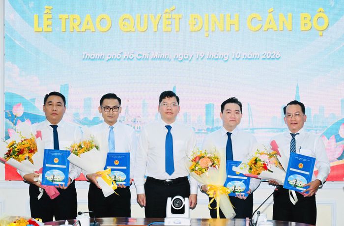  Phó Chủ tịch UBND TPHCM Hoàng Nguyên Dinh trao quyết định cán bộ. Ảnh: VIỆT DŨNG 