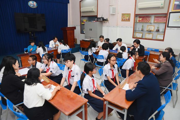Học sinh được các chuyên gia tư vấn pháp luật