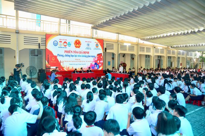 Hơn 700 học sinh Trường THCS Võ Trường Toản chăm chú theo dõi phiên tòa giả định về phòng, chống bạo lực trên không gian mạng.