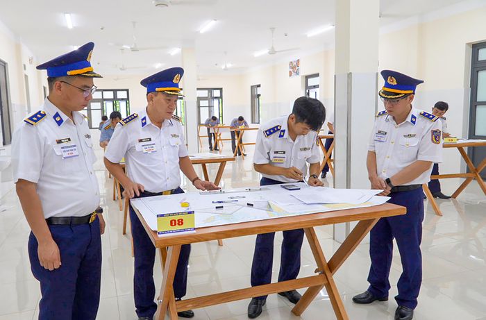 Thí sinh tham gia thi lý thuyết chuyên ngành và tác nghiệp trên hải đồ
