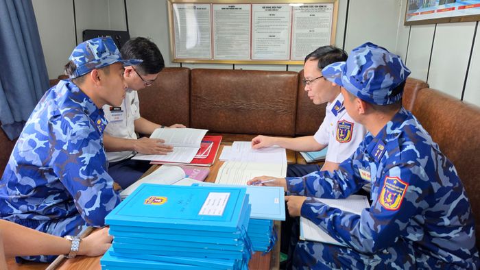 Kiểm tra văn kiện, sổ sách trên tàu