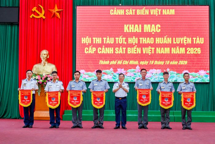 Thiếu tướng Đàm Xuân Tuấn trao cờ lưu niệm cho đại diện các tàu tham gia Hội thi Tàu tốt, Hội thao huấn luyện tàu cấp Cảnh sát biển Việt Nam năm 2026 khu vực III