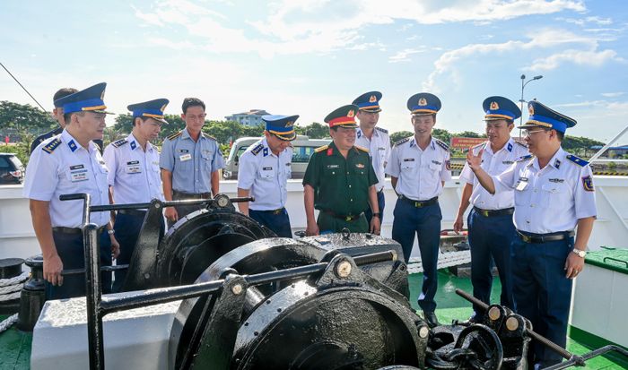 Đại biểu tham quan vũ khí trang bị kỹ thuật của các tàu tham gia hội thi, hội thao