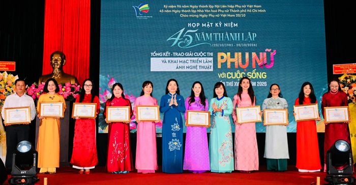  Các cá nhân nhận Bằng khen của Hội LHPN TPHCM. Ảnh: VIỆT DŨNG 
