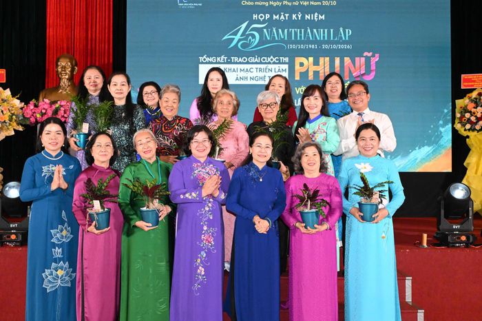  Phó Bí thư Thành ủy TPHCM Văn Thị Bạch Tuyết trao cây xanh chúc mừng Nhà Văn hóa Phụ nữ Thành phố. Ảnh: VIỆT DŨNG 
