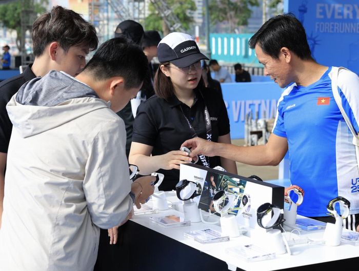 Người dùng lựa chọn đồng hồ Garmin tại sự kiện