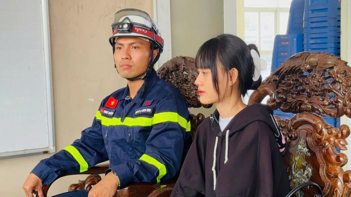  Chị Loan cảm ơn Thượng úy Nguyễn Minh Như Khánh, người trực tiếp cứu mình và em gái. Ảnh: PC07 