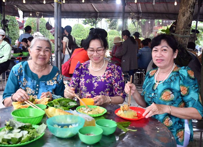 Người dân thưởng thức đồ chay miễn phí