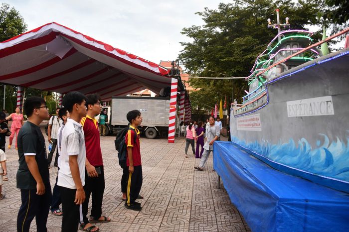 Học sinh tham quan tiểu cảnh con tàu Hy vọng của thực dân Pháp bị đạo quân ông Nguyễn Trung Trực đốt cháy