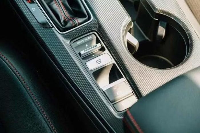 Tuy nhiên, khác với mẫu sedan hạng B "đàn em: là City, Honda Civic 2026 không có thay đổi về thiết kế ngoại thất hay những nâng cấp đáng kể trong khoang cabin.