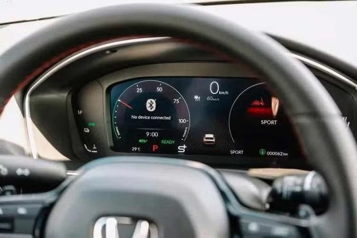 Tương tự Honda City bản nâng cấp, Civic mới không có thay đổi về hệ thống truyền động. Xe tiếp tục sử dụng động cơ xăng 2.0L, sản sinh công suất 139 mã lực và mô-men xoắn 182 Nm, kết hợp mô-tơ điện có công suất 181 mã lực và mô-men xoắn 315 Nm.
