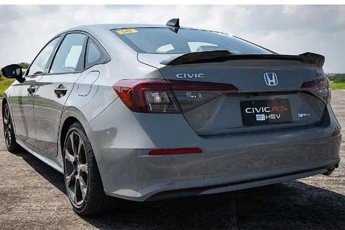 Tại Philippines, Honda Civic S+ Shift được định vị là phiên bản cao cấp nhất trong dòng sản phẩm Civic hiện hành. Xe có giá bán lẻ đề xuất 2,08 triệu peso (tương đương 855 triệu đồng), tăng 90.000 peso so với phiên bản RS e tiêu chuẩn.