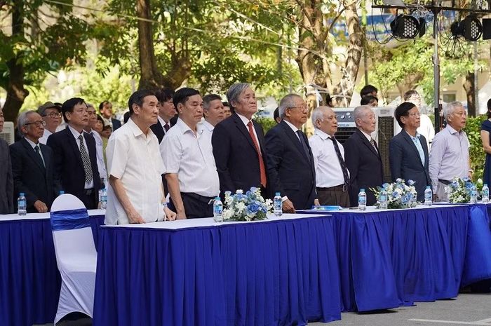 Thế hệ những người thầy đã góp phần đặt nền móng cho Khoa Toán - Cơ - Tin học, đóng góp lớn cho nền Toán học nước nhà. Ảnh: HUS.
