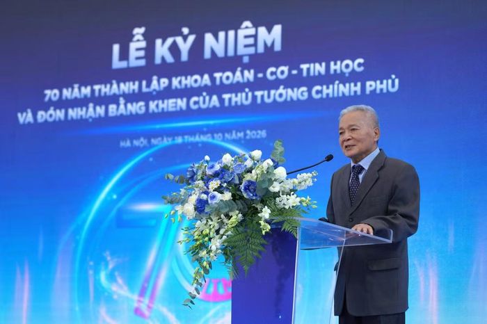GS Phan Văn Hạp xúc động chia sẻ tại Lễ Kỷ niệm. Ảnh: HUS.