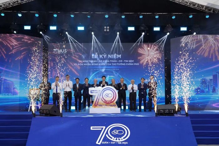 Các thế hệ chúc mừng một chặng đường gian khó mà tự hào - 70 năm Khoa Toán -Cơ - Tin học. Ảnh: HUS.