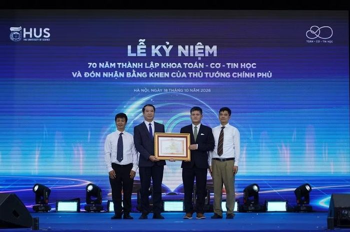 GS.TS. Lê Thanh Sơn đã trao Bằng khen của Thủ tướng Chính phủ tới đại diện lãnh đạo Khoa. Ảnh: HUS.