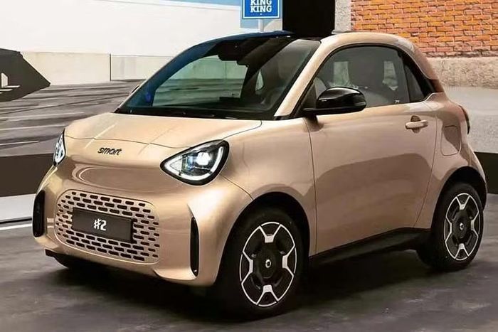 Ngoài ra, mẫu xe mini điện Smart #2 2026 tại thị trường Trung Quốc còn có phiên bản đặc biệt cao cấp màu vàng ánh kim, có giá 112.999 Nhân dân tệ (tương đương khoảng 395 triệu đồng) và được sản xuất giới hạn chỉ 999 chiếc.
