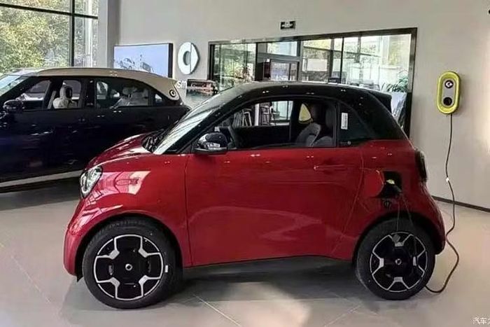 Với mẫu xe điện mới, Smart rõ ràng vẫn chưa quên những giá trị cốt lõi của mình. Mẫu ôtô điện Smart #2 2026 mới đã xuất hiện, mang trở lại phong cách quen thuộc mà nhiều người từng yêu thích. Qua hình ảnh thực tế, có thể thấy phần đầu xe dường như gợi nhớ đến Smart ForTwo.