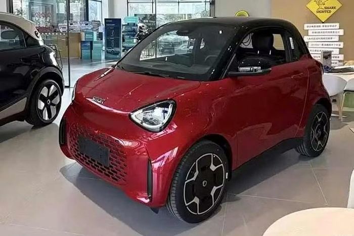 Cụm đèn pha lớn hình lá liễu tạo cảm giác sống động, kết hợp với cản trước cỡ lớn và hàng loạt khe hút gió, vừa giữ được vẻ ngoài đáng yêu, vừa có nét mạnh mẽ, cá tính. Phong cách thiết kế vừa dễ thương vừa có phần sắc sảo này rất phù hợp với một mẫu xe siêu nhỏ như Smart #2.