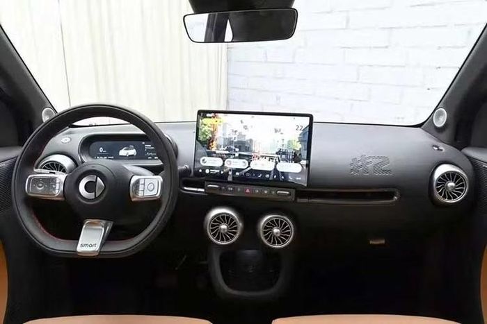 Bên trong xe, Smart #2 được trang bị bảng đồng hồ kỹ thuật số toàn phần 8,8 inch tích hợp vào mặt táp-lô và màn hình trung tâm 12,8 inch đặt nổi với cách bố trí đặc trưng của thương hiệu. Đáng chú ý, nhiều khu vực nội thất sử dụng vật liệu mềm thay vì nhựa cứng trong khi cửa gió điều hòa và các nút bấm trên vô lăng được ốp kim loại, giúp hạn chế cảm giác rẻ tiền.
