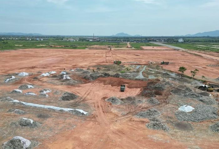 Rác thải được chủ đầu tư đào dưới lòng đất lên phơi, chờ xử lý. Ảnh: TL